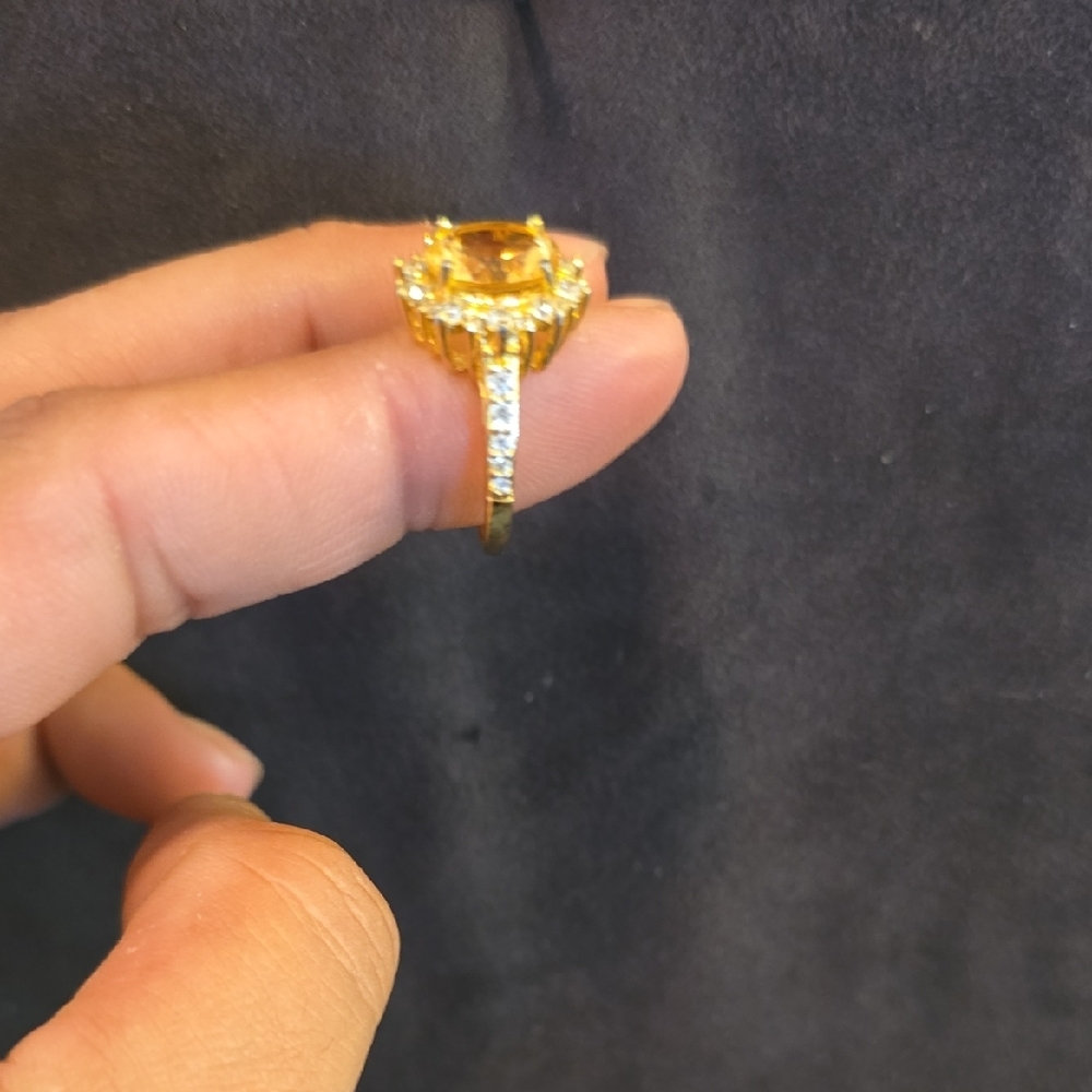 Elegant Gold and Silver Ring with Gemstone - Picture 2 of 4